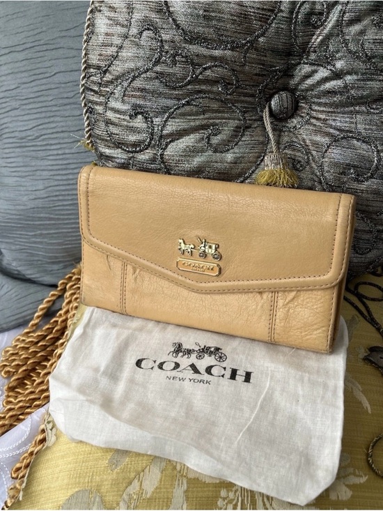 Coach Beige Leather Clutch with Gold Horse & Carriage Emblem - Picture 7 of 16